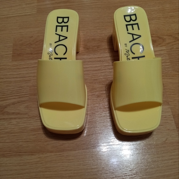 Beach brand plastic sandals. Yellow. Size 7. EUC. - Picture 2 of 7